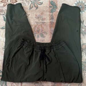 Women’s Lululemon Ankle Crop Woven Pants Olive Green